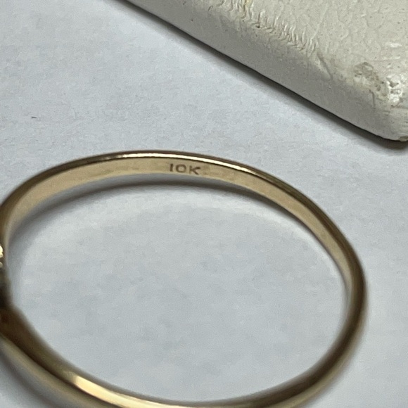 10k solid yellow gold genuine diamond ring size 5.75 - Picture 3 of 3